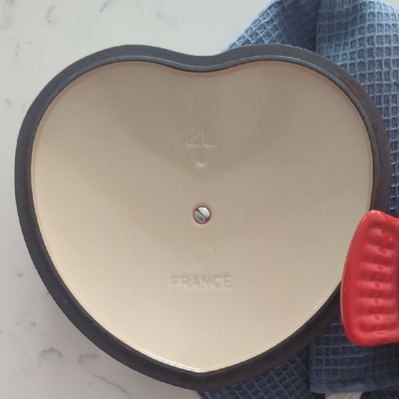 Le Creuset Red Heart-Shaped Dutch Oven - Picture 3 of 5